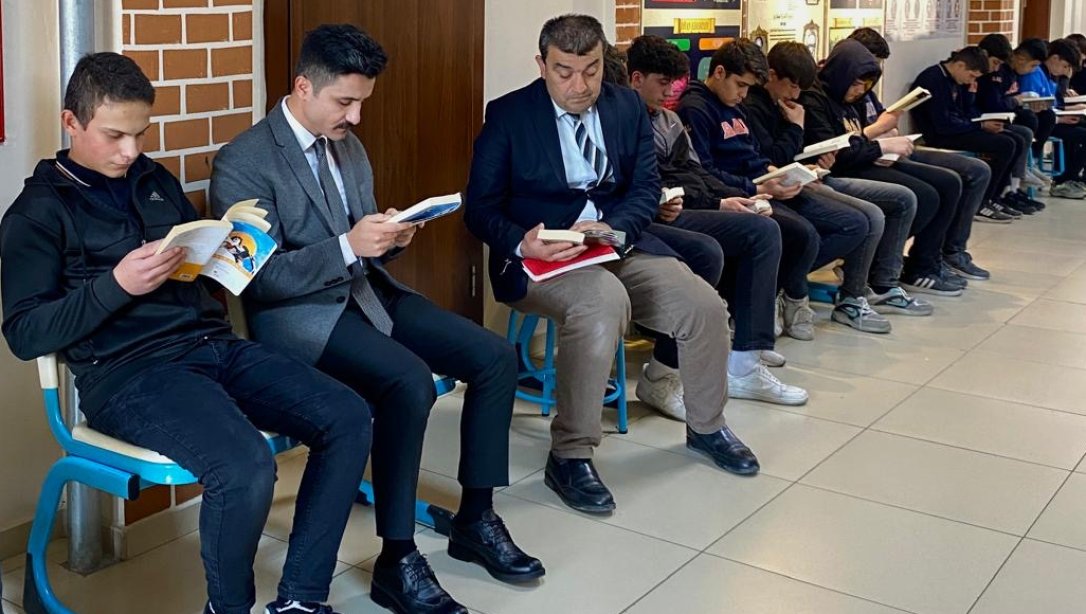 İlçe kaymakamımız Sayın Ahmet TOKAÇ, Akkuş Anadolu Lisesi öğrencileriyle bir araya gelerek kitap okuma etkinliğine katıldı.