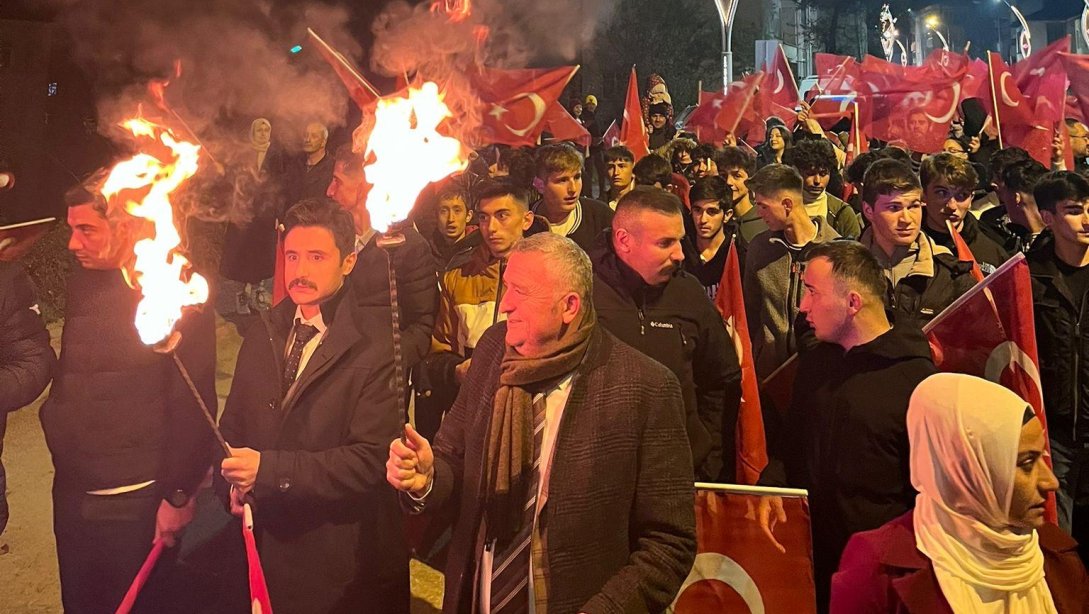 29 Ekim Cumhuriyet Bayramı kapsamında İlçe Kaymakamımız Sayın Ahmet TOKAÇ ve İlçe Milli Eğitim Müdürümüz Sayın Oktay GÜMÜŞ'ün katılımıyla bando takımı eşliğinde  fener alayı yürüyüşü yapıldı. 