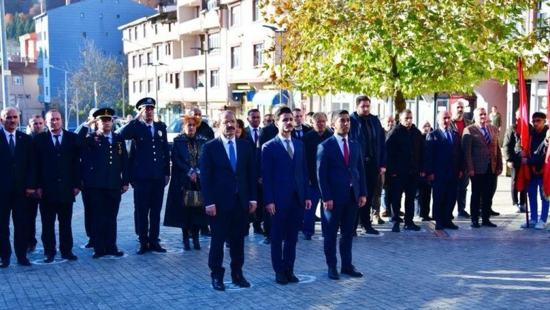 10 Kasım Atatürk'ü Anma Günü sebebiyle İlçe Kaymakamımız Sayın Ahmet TOKAÇ ve Akkuş Belediye Başkanı Sayın İsa DEMİRCİ Cumhuriyet Meydanında Atatürk anıtına çelenk takdimi gerçekleştirdi.